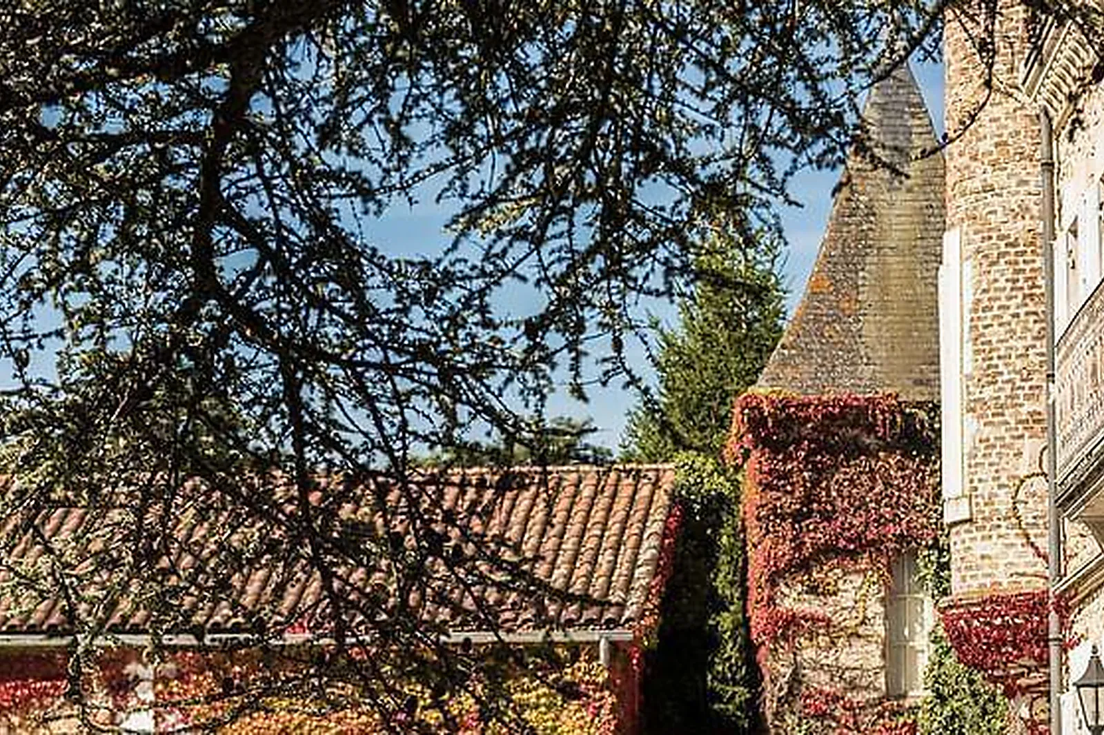 Lieux événementiels, CHÂTEAU DE BUROS ***