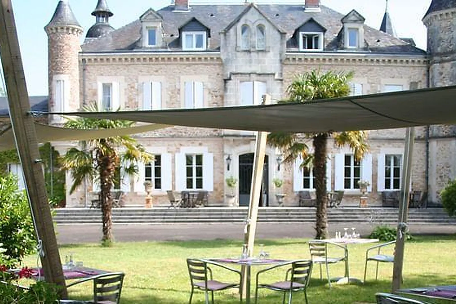 Lieux événementiels, CHÂTEAU DE BUROS ***