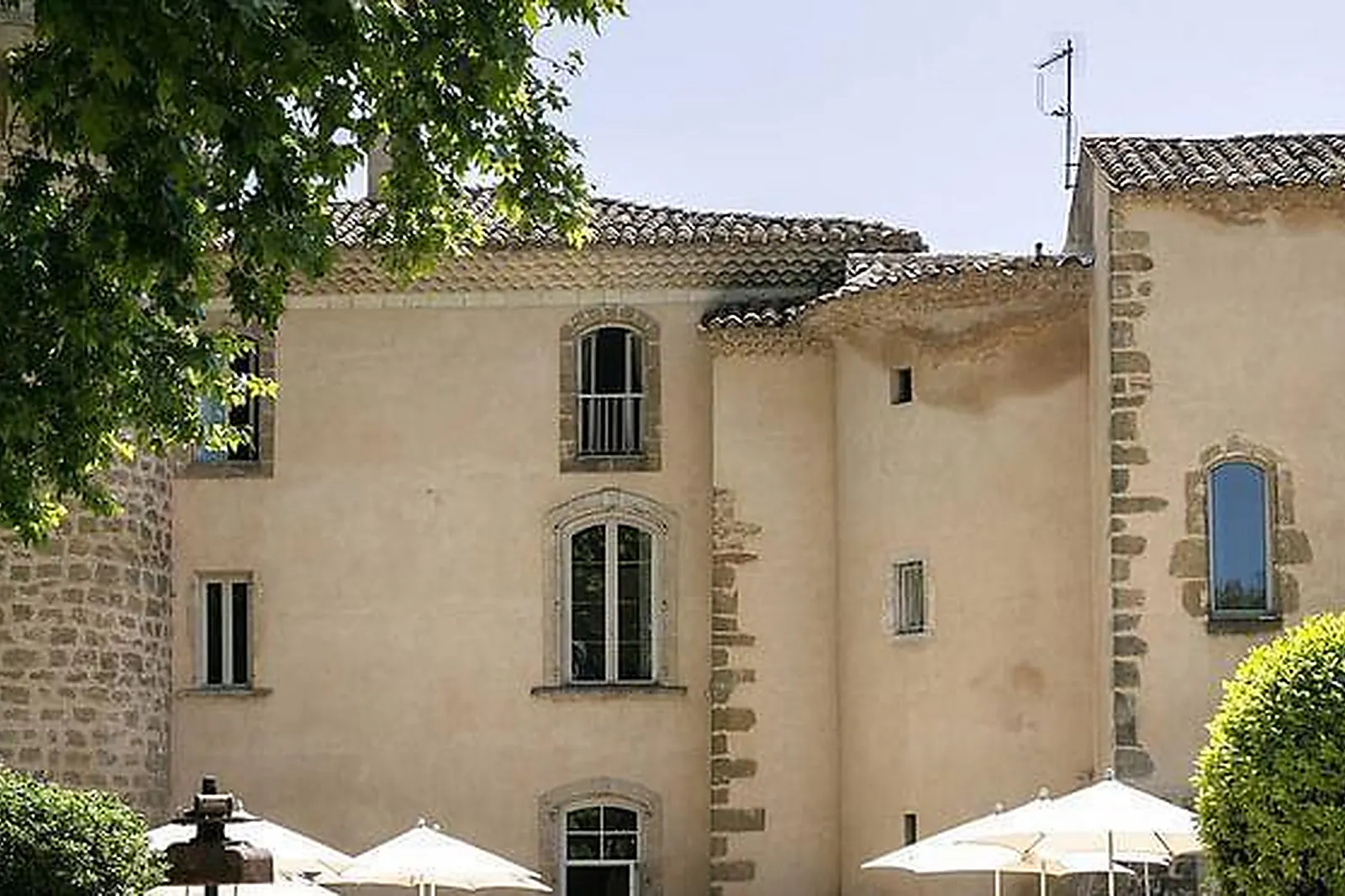 Lieux événementiels, CHÂTEAU DE MASSILLAN ****