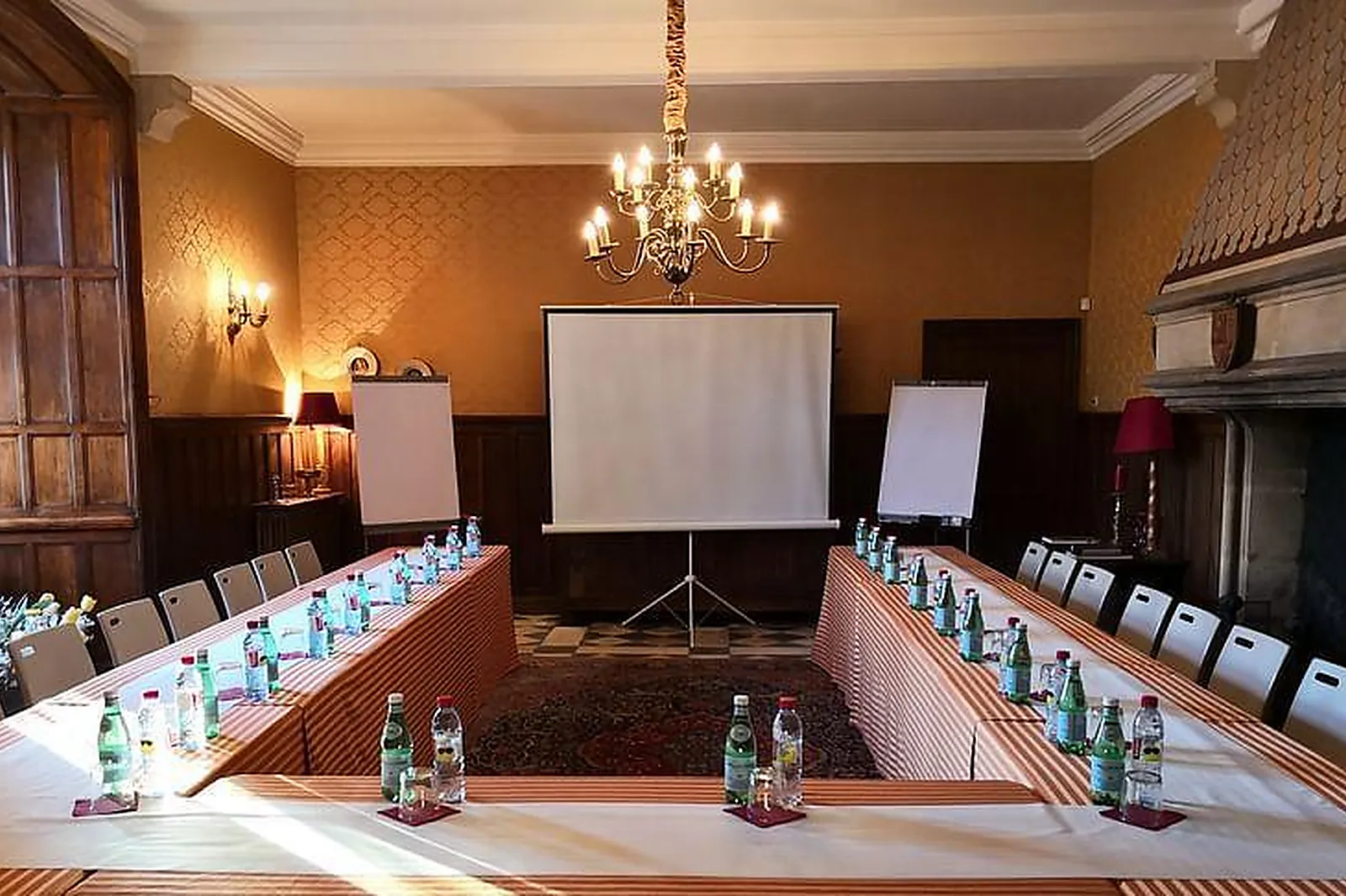 Lieux événementiels, OFFICINA 06 - ESPACE DE COWORKING ET SALLE DE RÉUNION