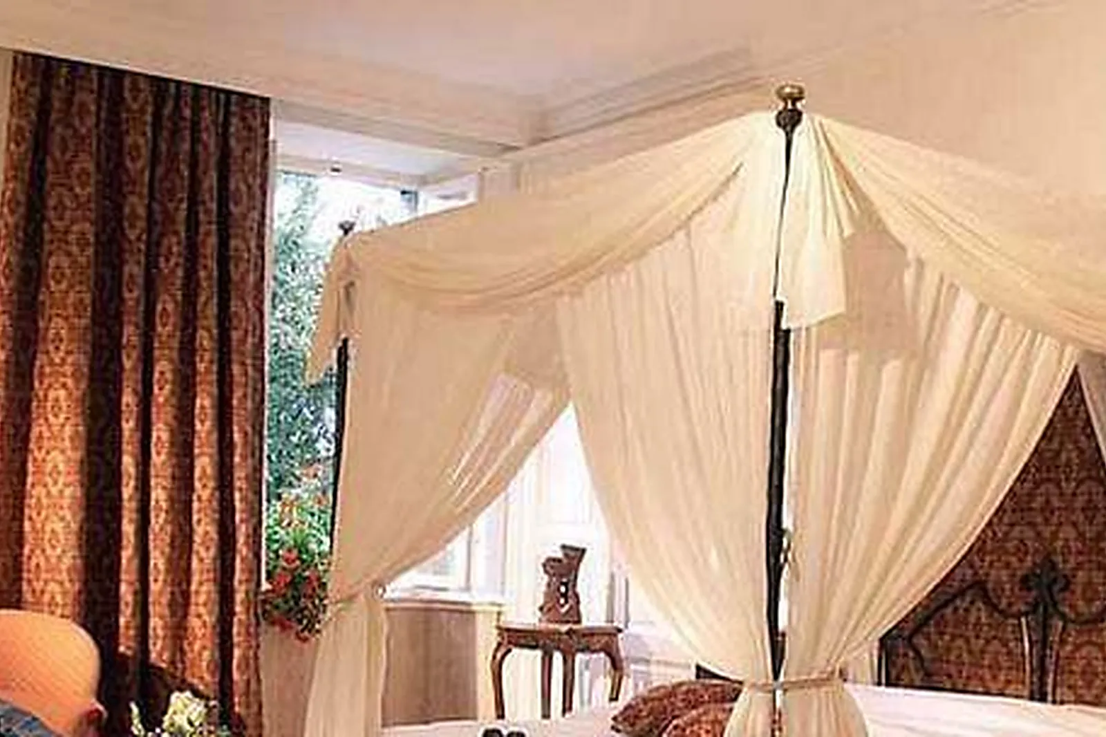 Lieux événementiels, CHÂTEAU DES COMTES DE CHALLES ***