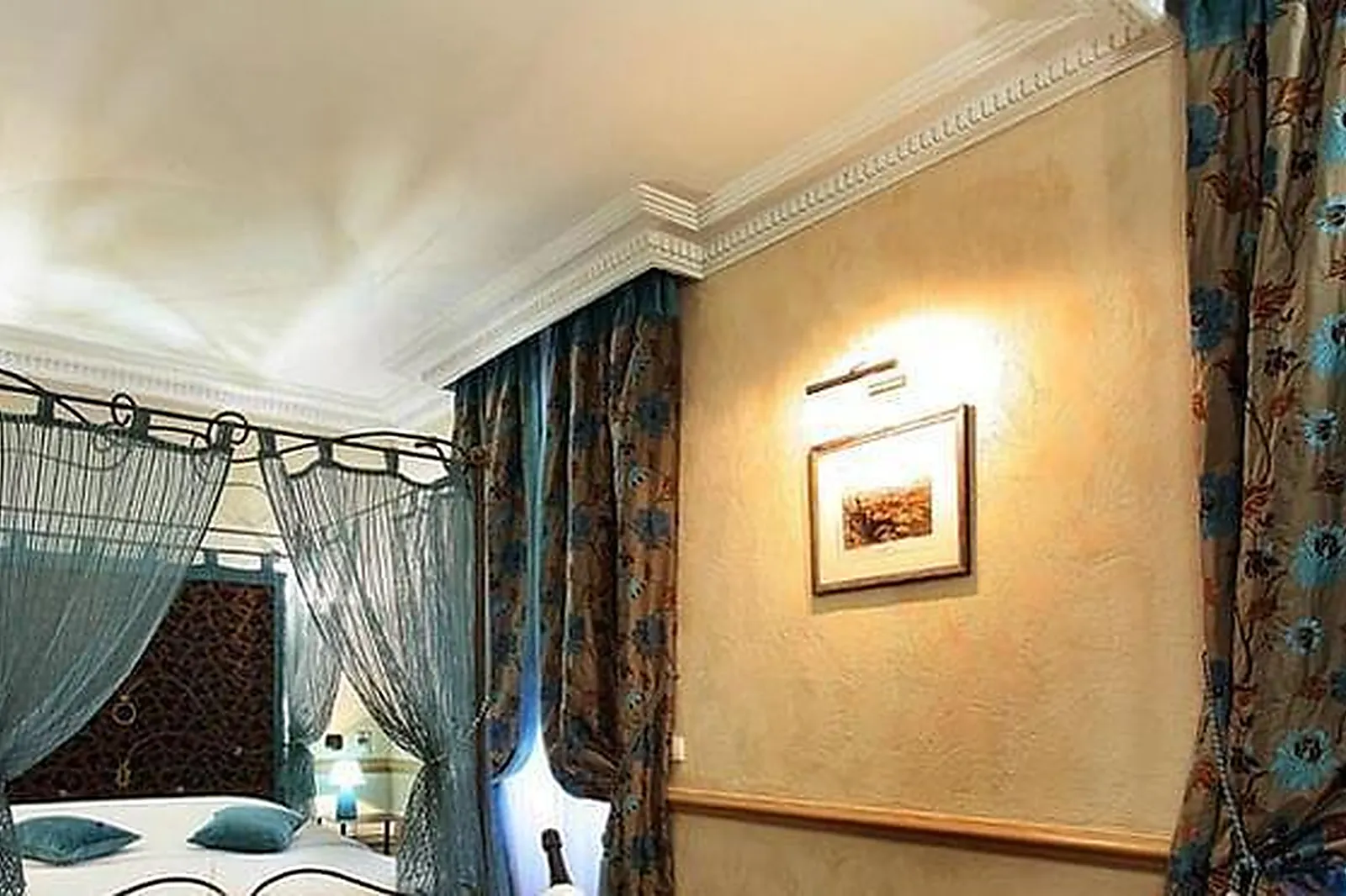 Lieux événementiels, CHÂTEAU DES COMTES DE CHALLES ***