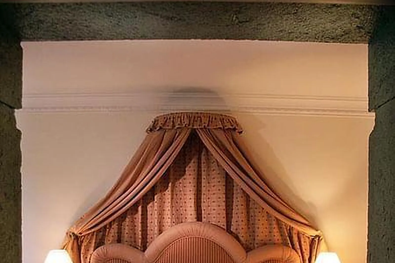 Lieux événementiels, CHÂTEAU DES COMTES DE CHALLES ***