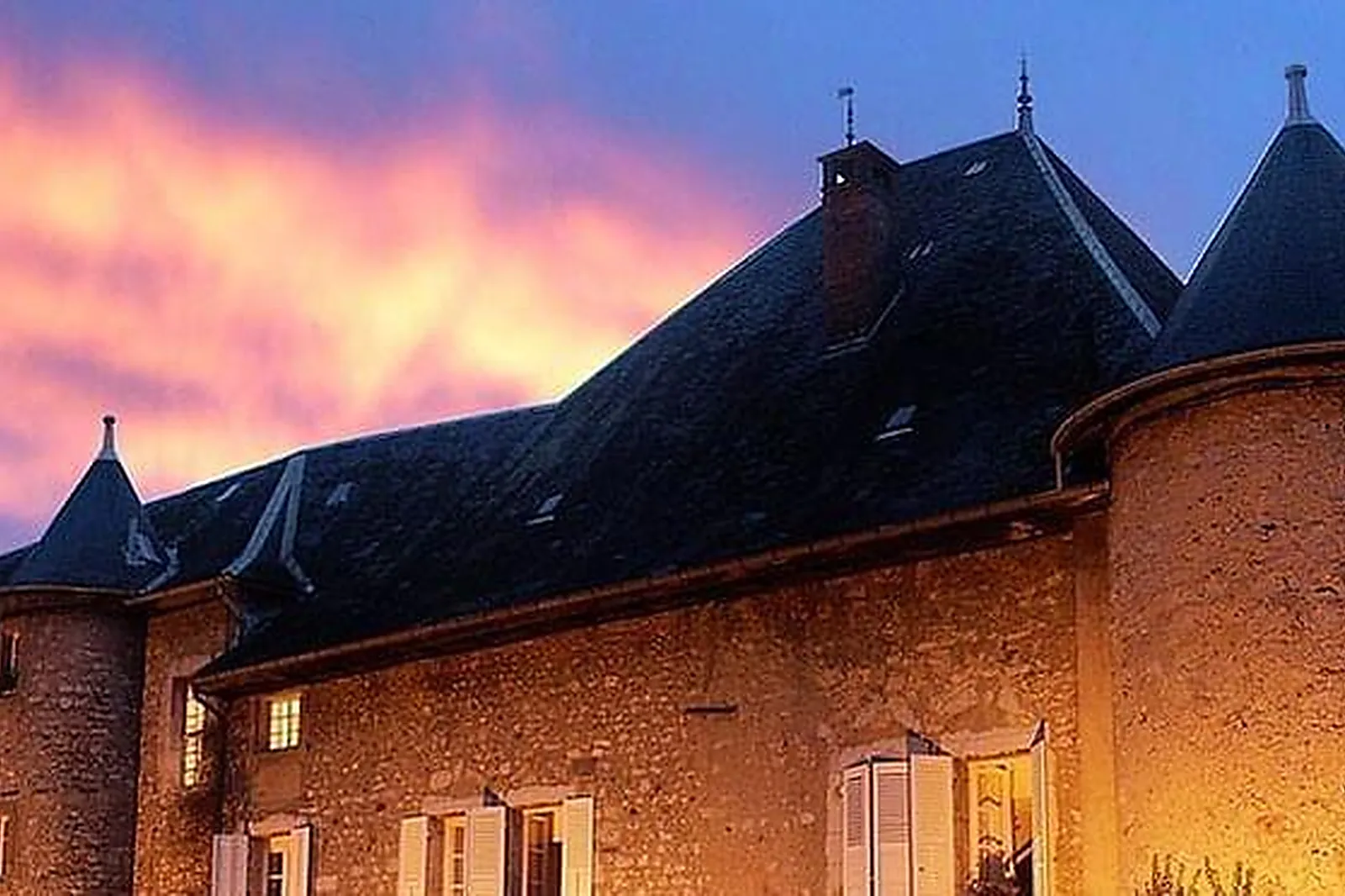 Lieux événementiels, CHÂTEAU DES COMTES DE CHALLES ***