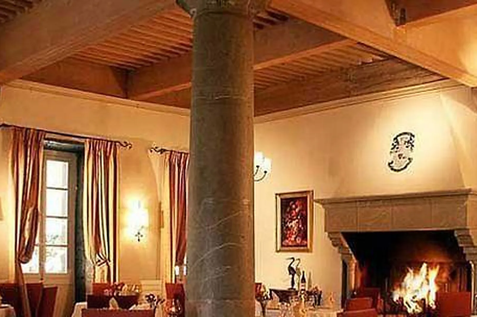 Lieux événementiels, CHÂTEAU DES COMTES DE CHALLES ***