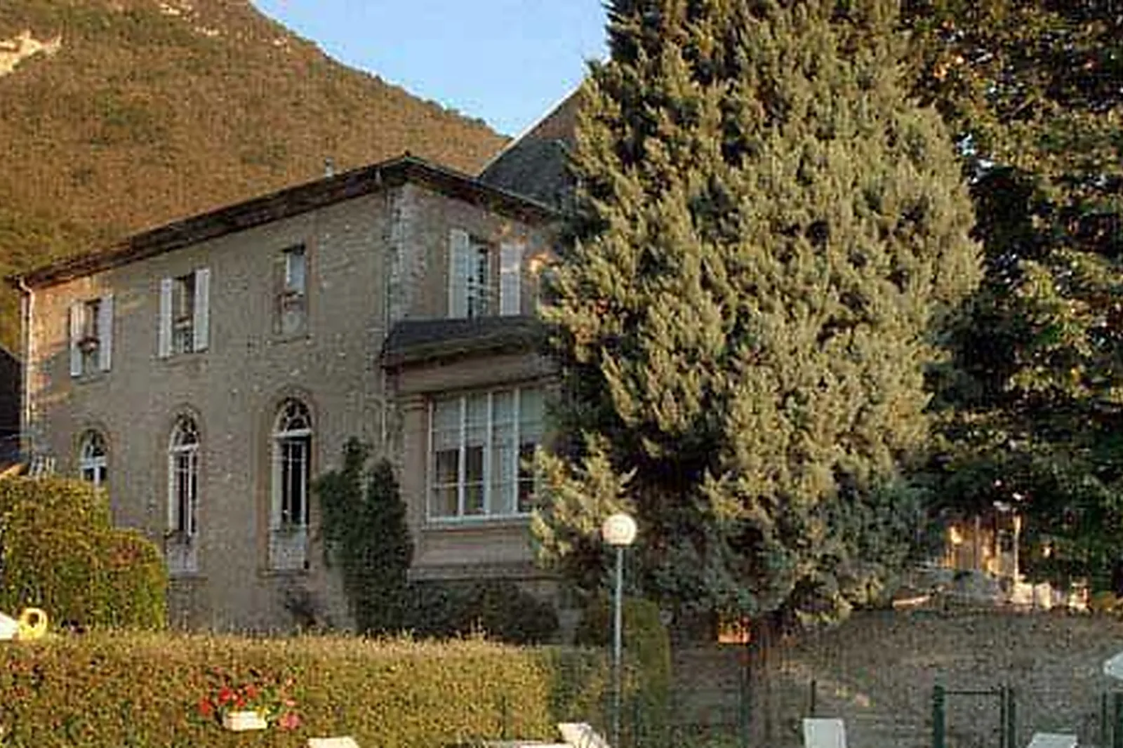 Lieux événementiels, CHÂTEAU DES COMTES DE CHALLES ***