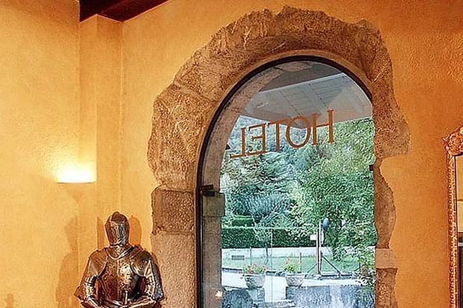 Lieux événementiels, CHÂTEAU DES COMTES DE CHALLES ***