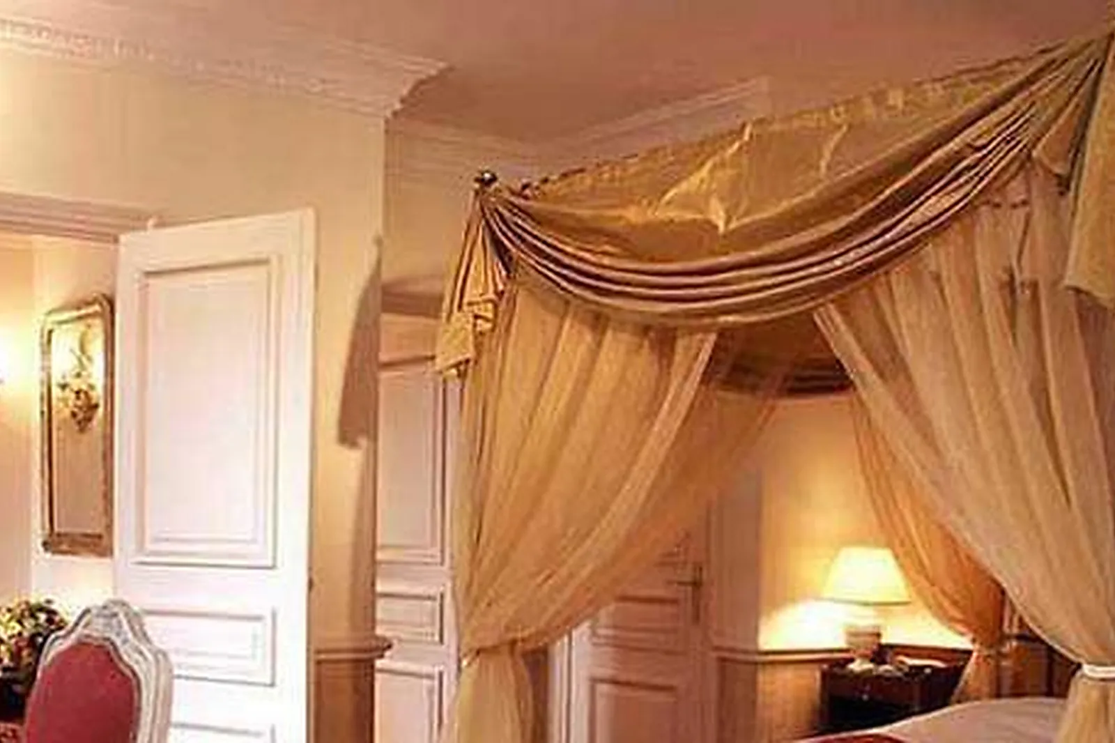 Lieux événementiels, CHÂTEAU DES COMTES DE CHALLES ***