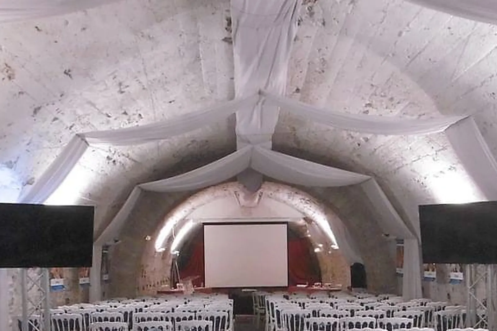 Lieux événementiels, CHÂTEAU DU CHAPEAU CORNU