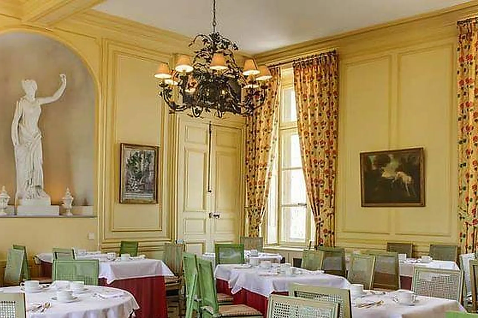 Lieux événementiels, CHÂTEAU D'ÉTOGES ****