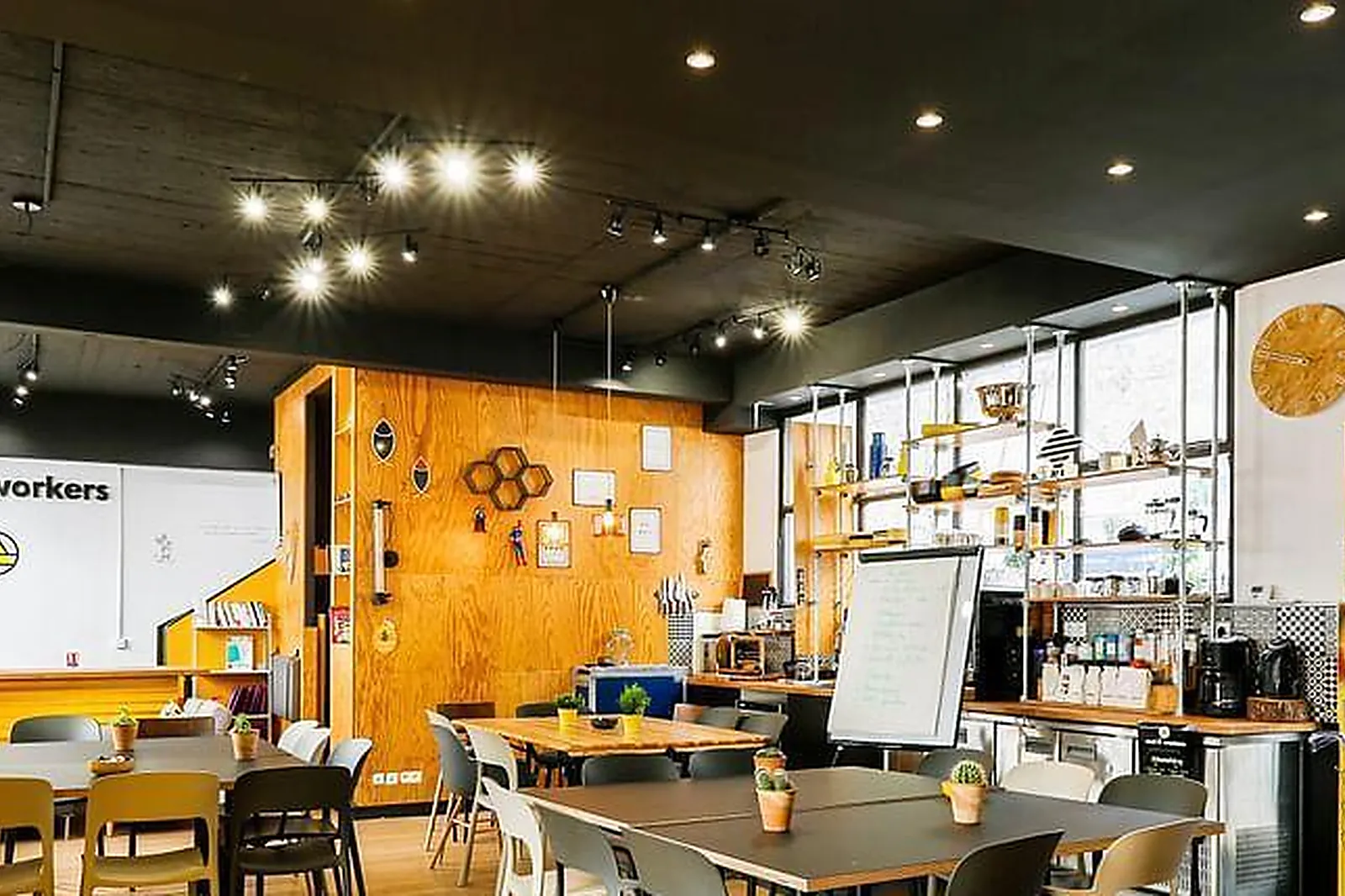 Lieux événementiels, COOL AND WORKERS DAHOMEY