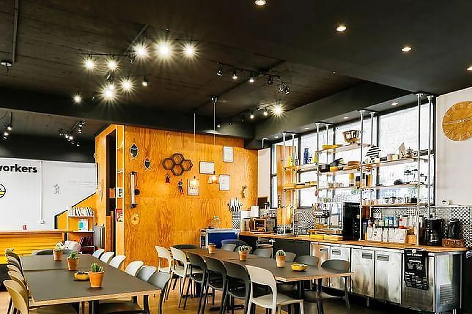 Lieux événementiels, COOL AND WORKERS DAHOMEY