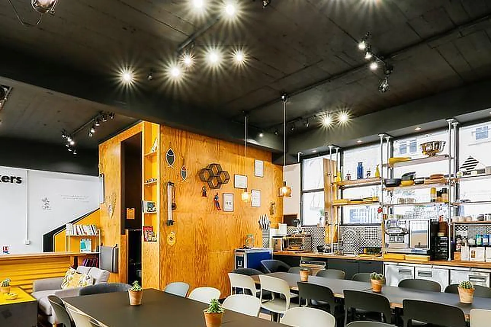 Lieux événementiels, COOL AND WORKERS DAHOMEY