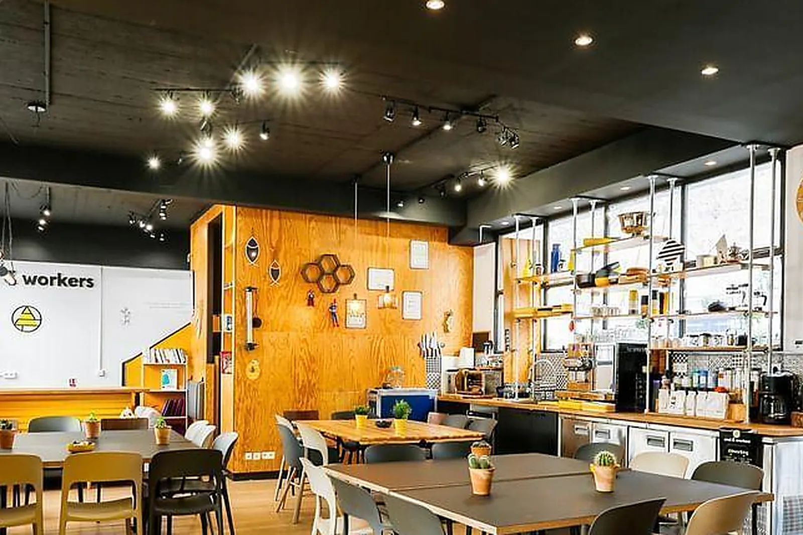 Lieux événementiels, COOL AND WORKERS DAHOMEY