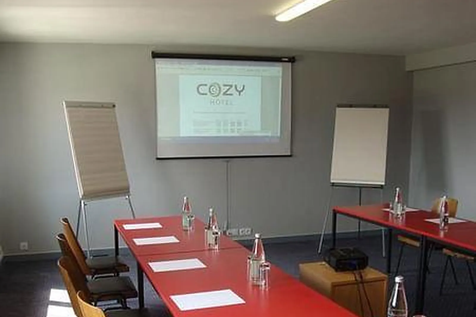 Lieux événementiels, COZY HOTEL***