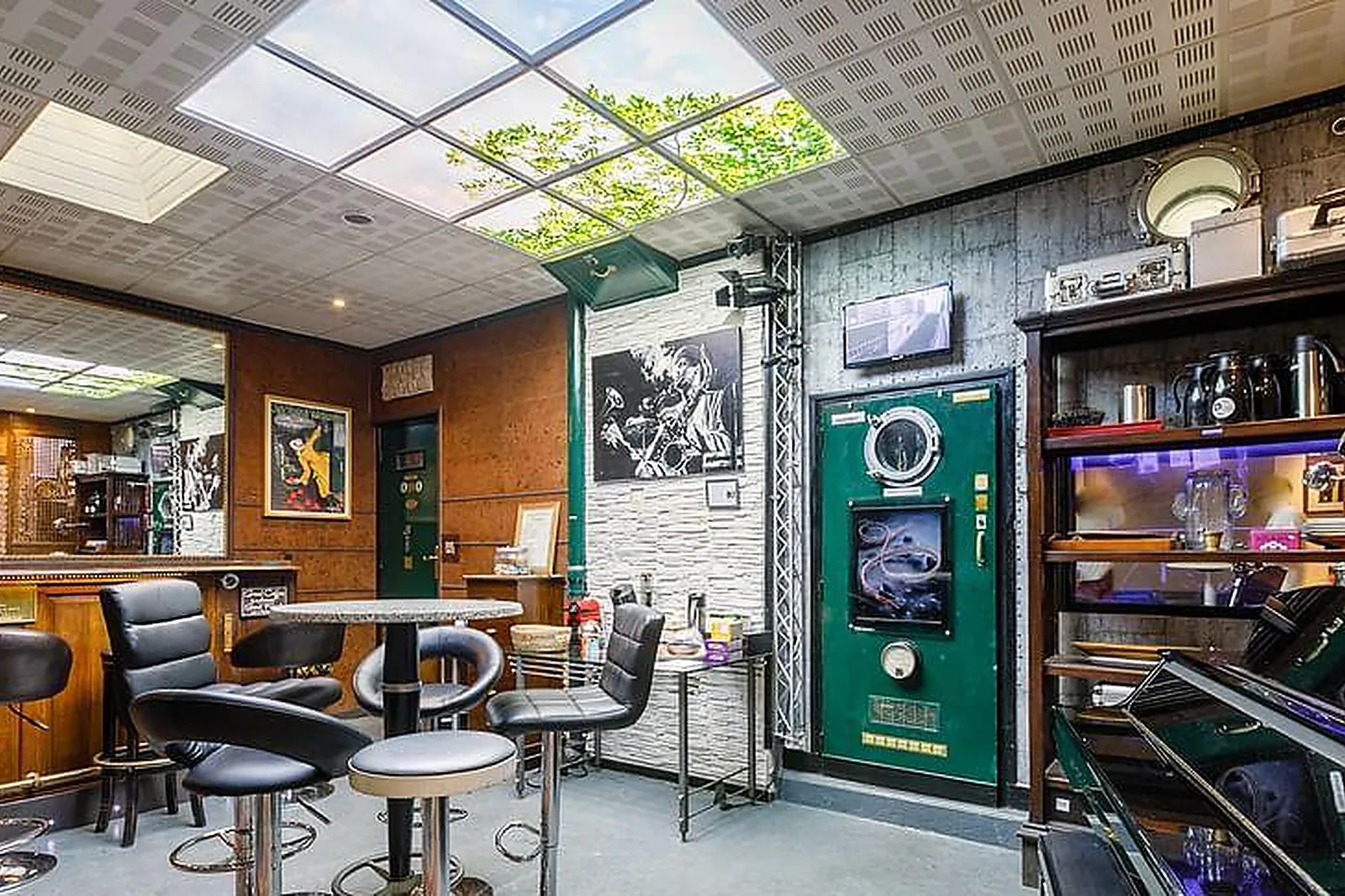 Lieux événementiels, CROSS LINER