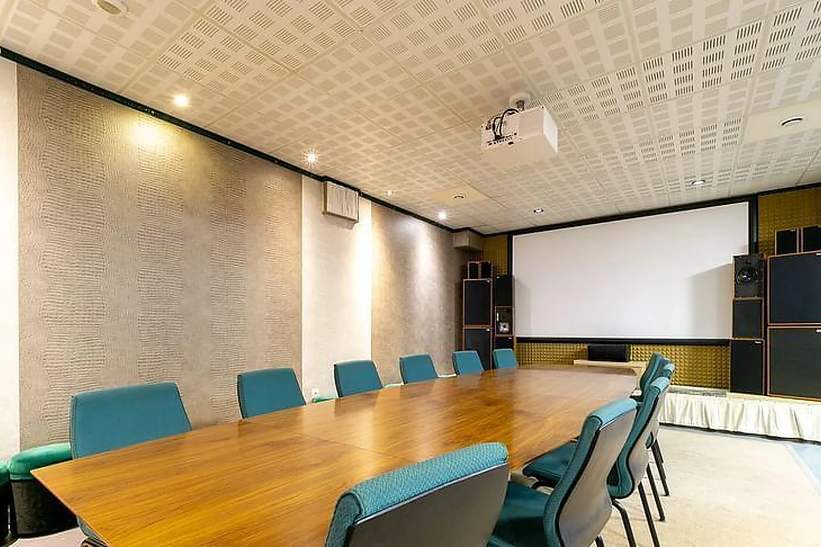 Lieux événementiels, CROSS LINER