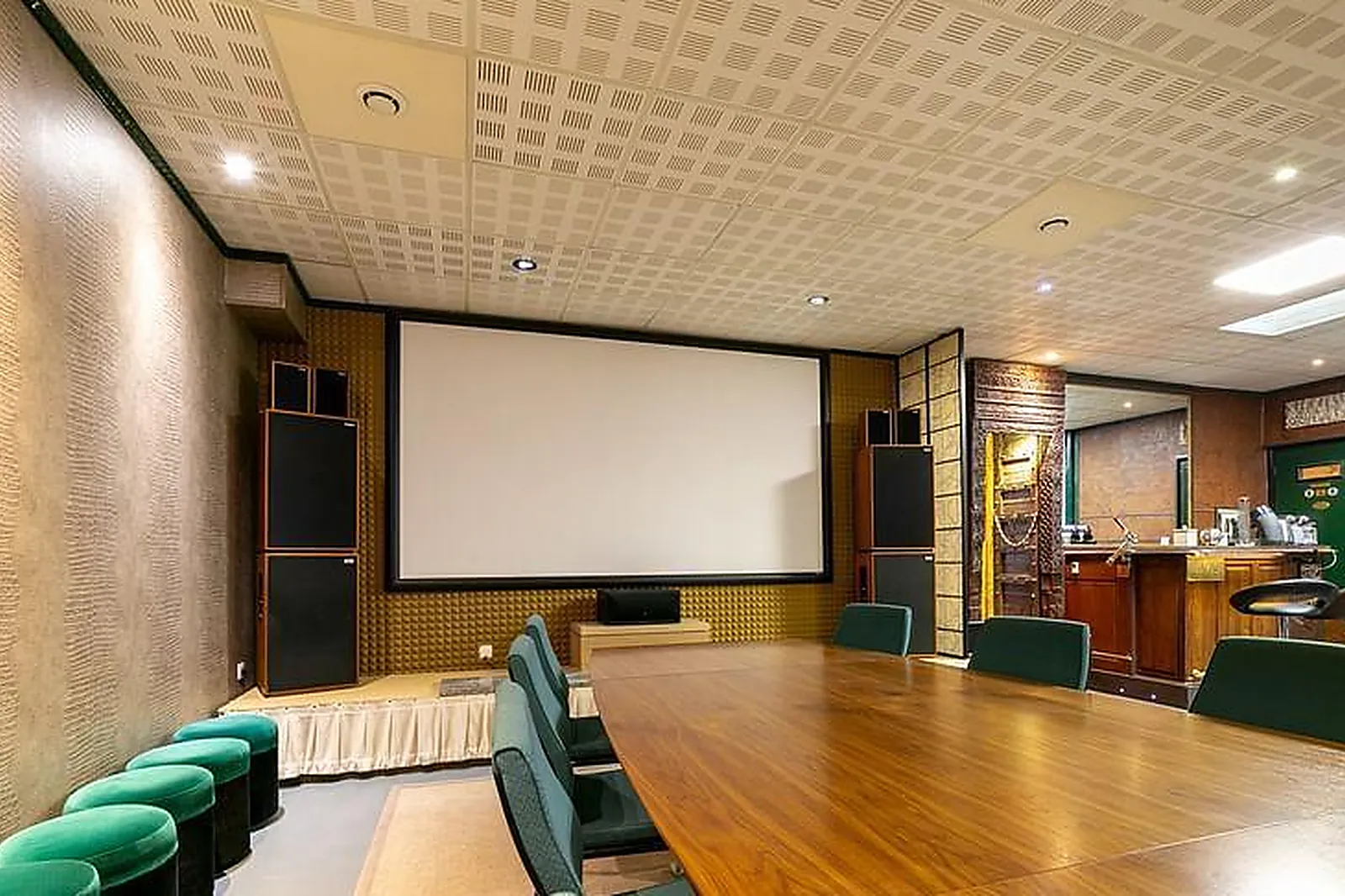 Lieux événementiels, CROSS LINER