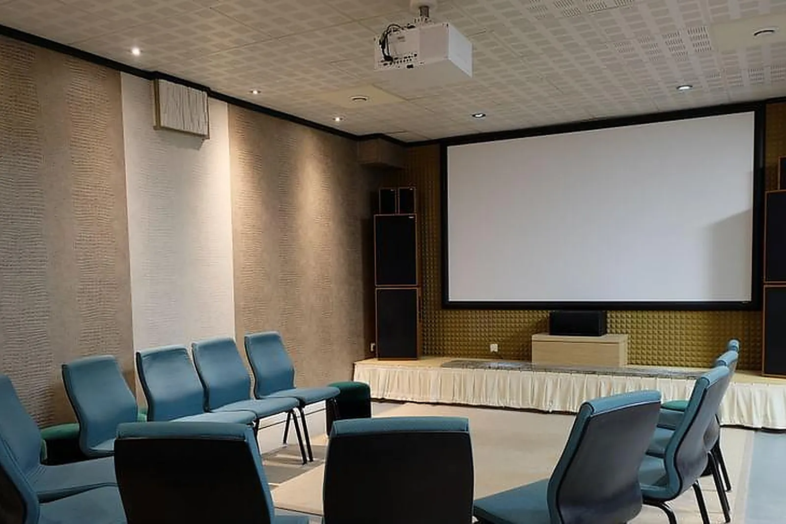 Lieux événementiels, CROSS LINER