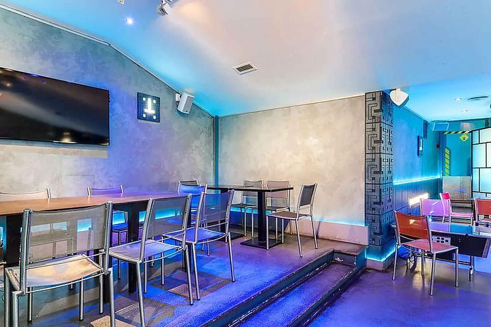 Lieux événementiels, DERNIER BAR AVANT LA FIN DU MONDE