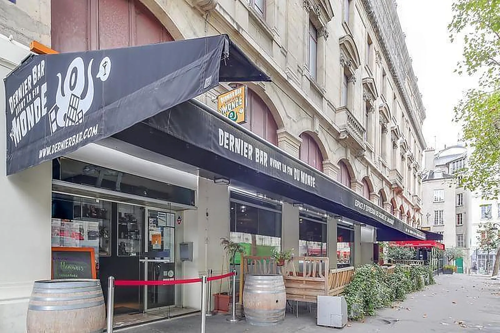 Lieux événementiels, DERNIER BAR AVANT LA FIN DU MONDE