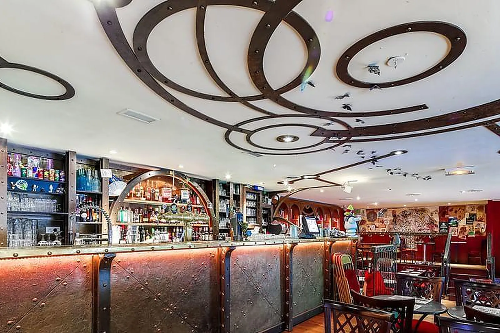 Lieux événementiels, DERNIER BAR AVANT LA FIN DU MONDE