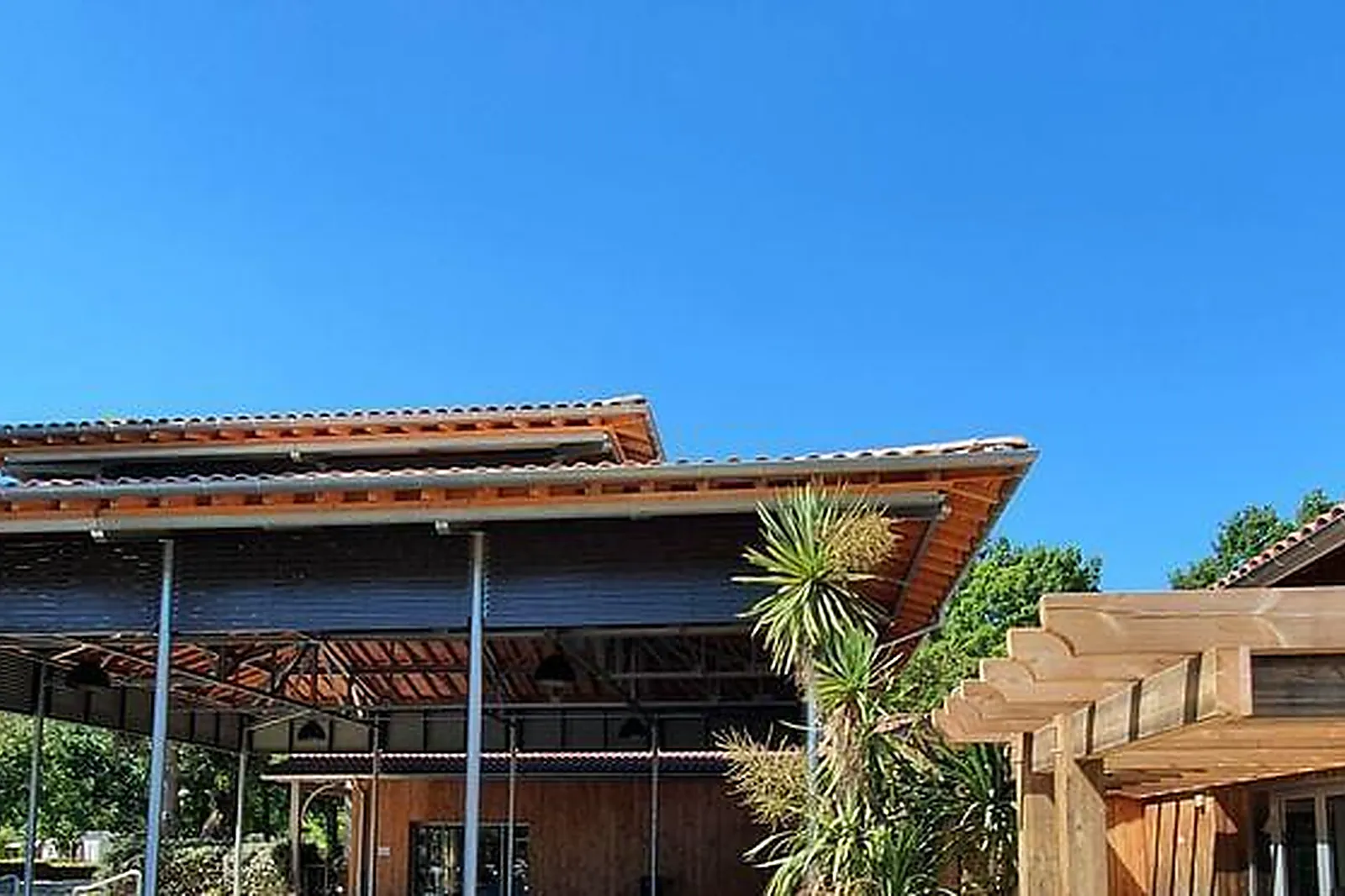 Lieux événementiels, LA PIERRE PRÉCIEUSE