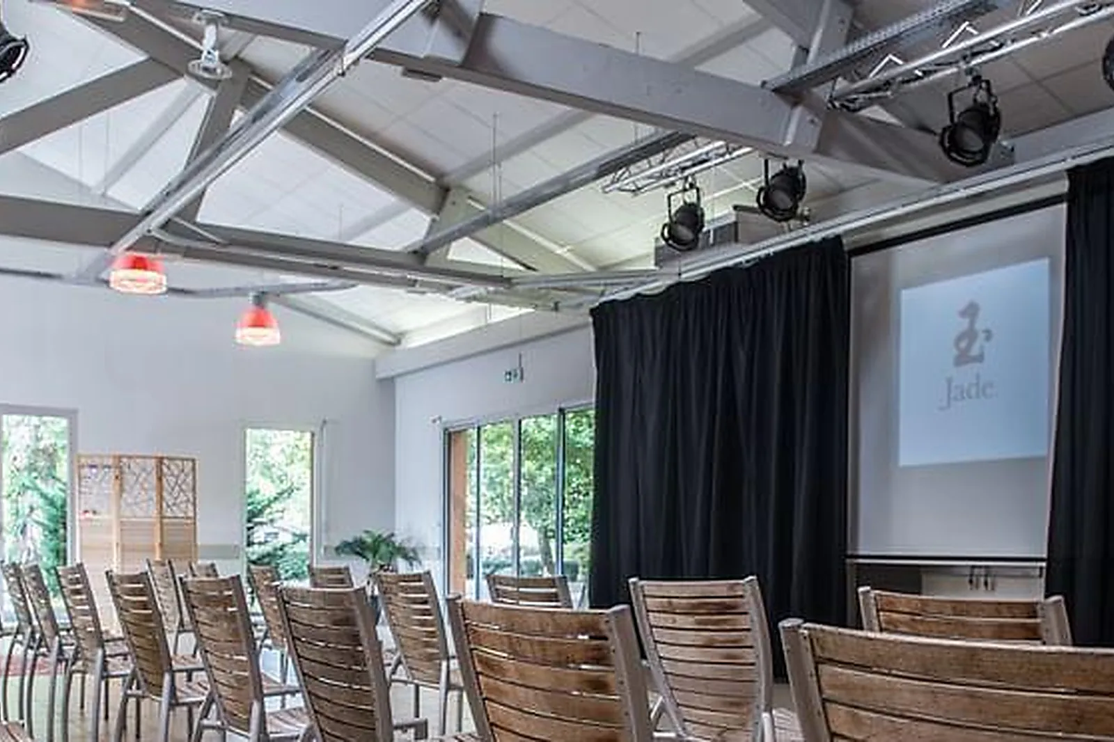 Lieux événementiels, LA PIERRE PRÉCIEUSE