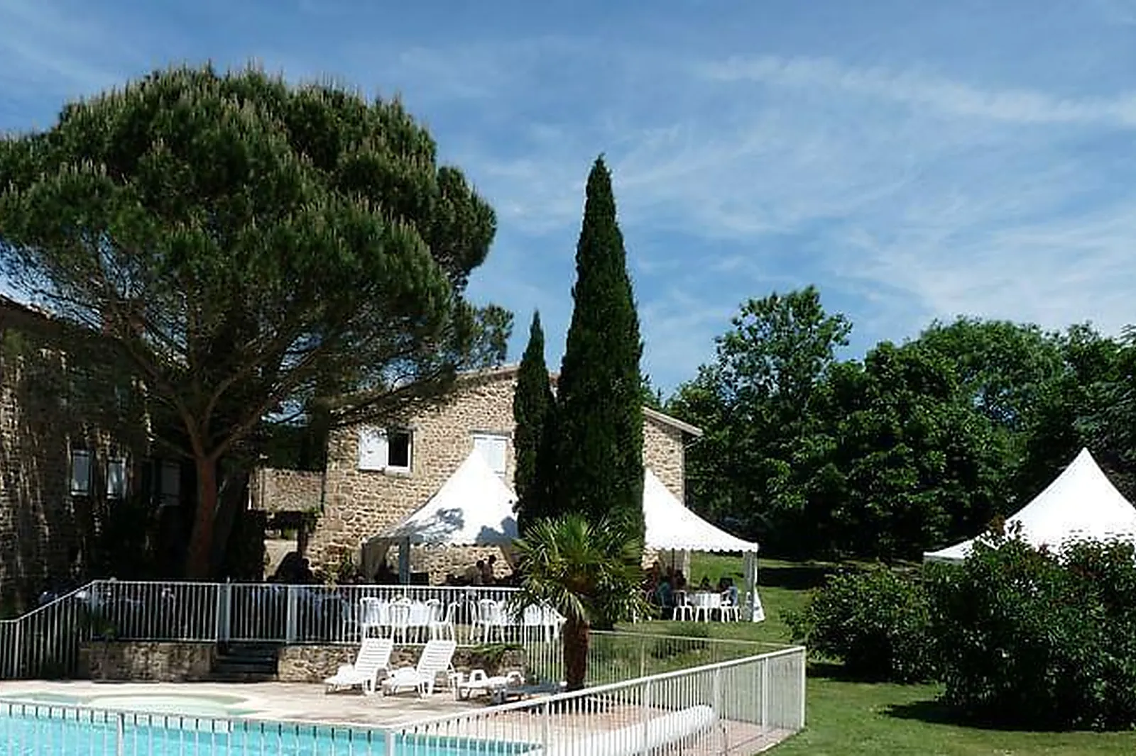 Lieux événementiels, SUPREME