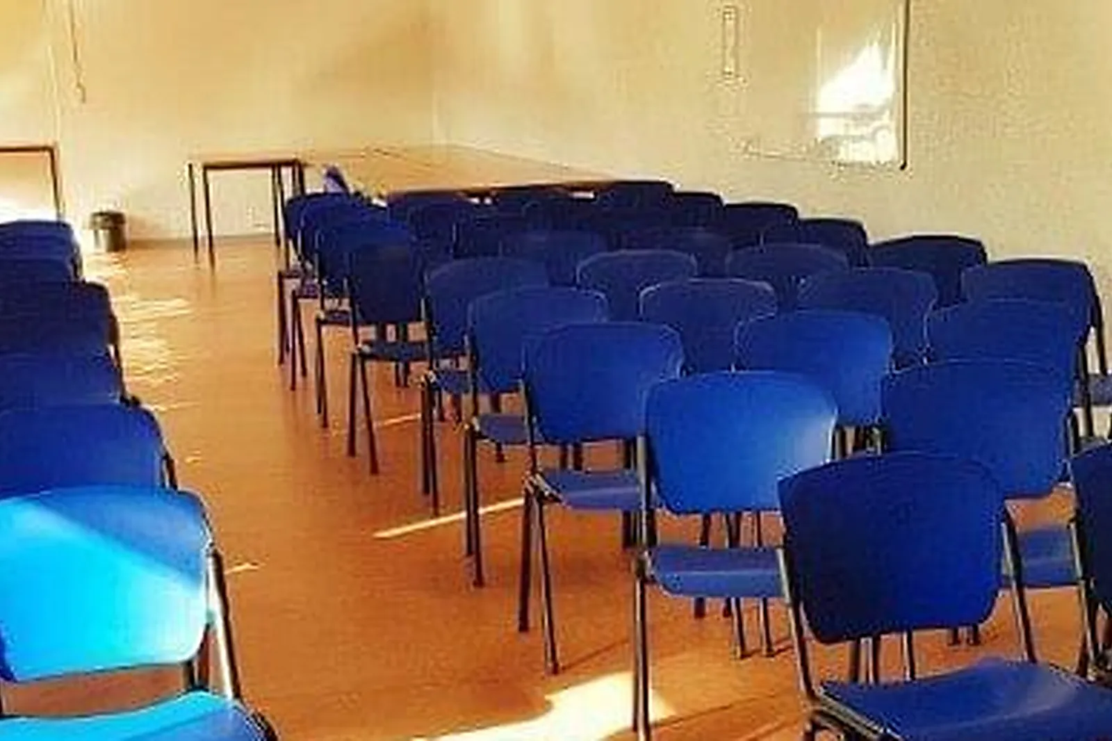 Lieux événementiels, NI UNE NI DEUX