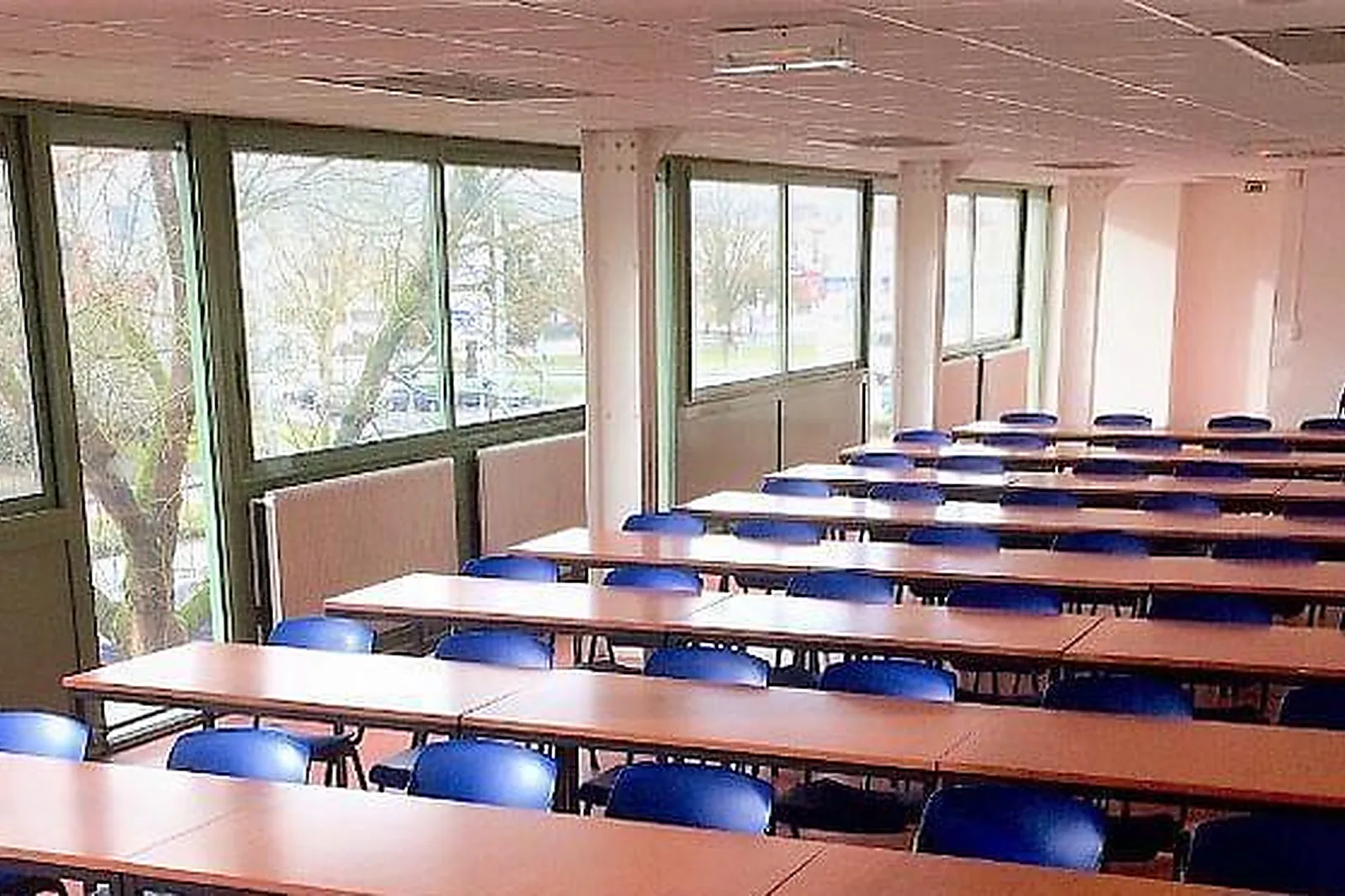 Lieux événementiels, NI UNE NI DEUX