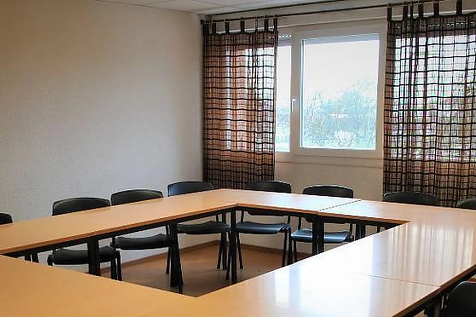 Lieux événementiels, NI UNE NI DEUX