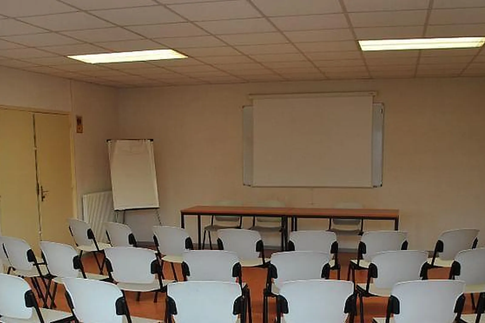 Lieux événementiels, NI UNE NI DEUX