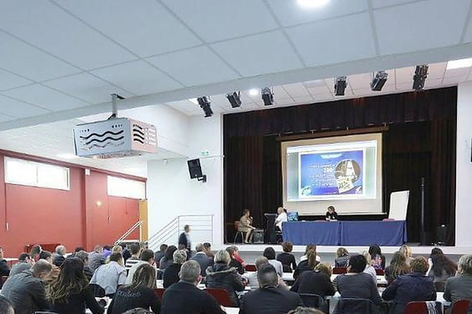 Lieux événementiels, NI UNE NI DEUX