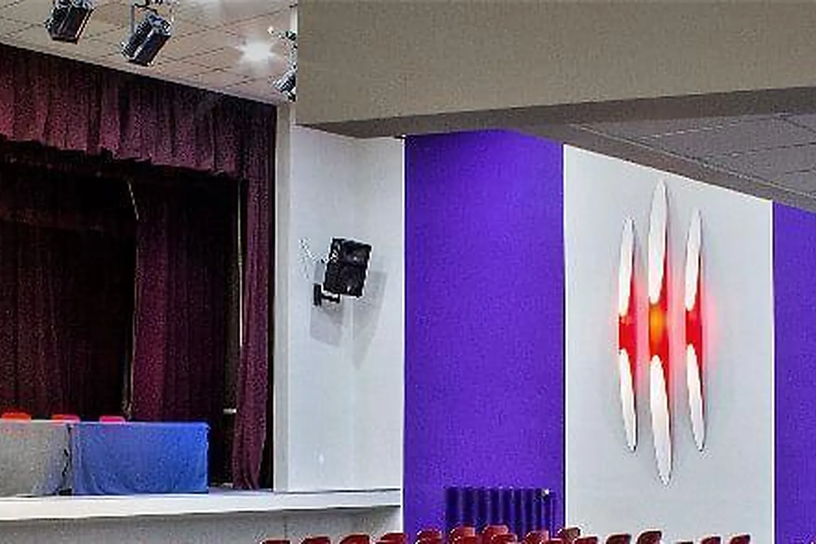 Lieux événementiels, NI UNE NI DEUX