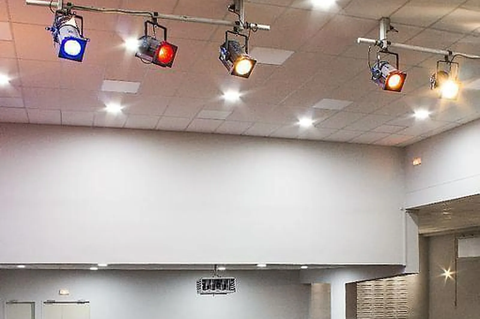 Lieux événementiels, NI UNE NI DEUX