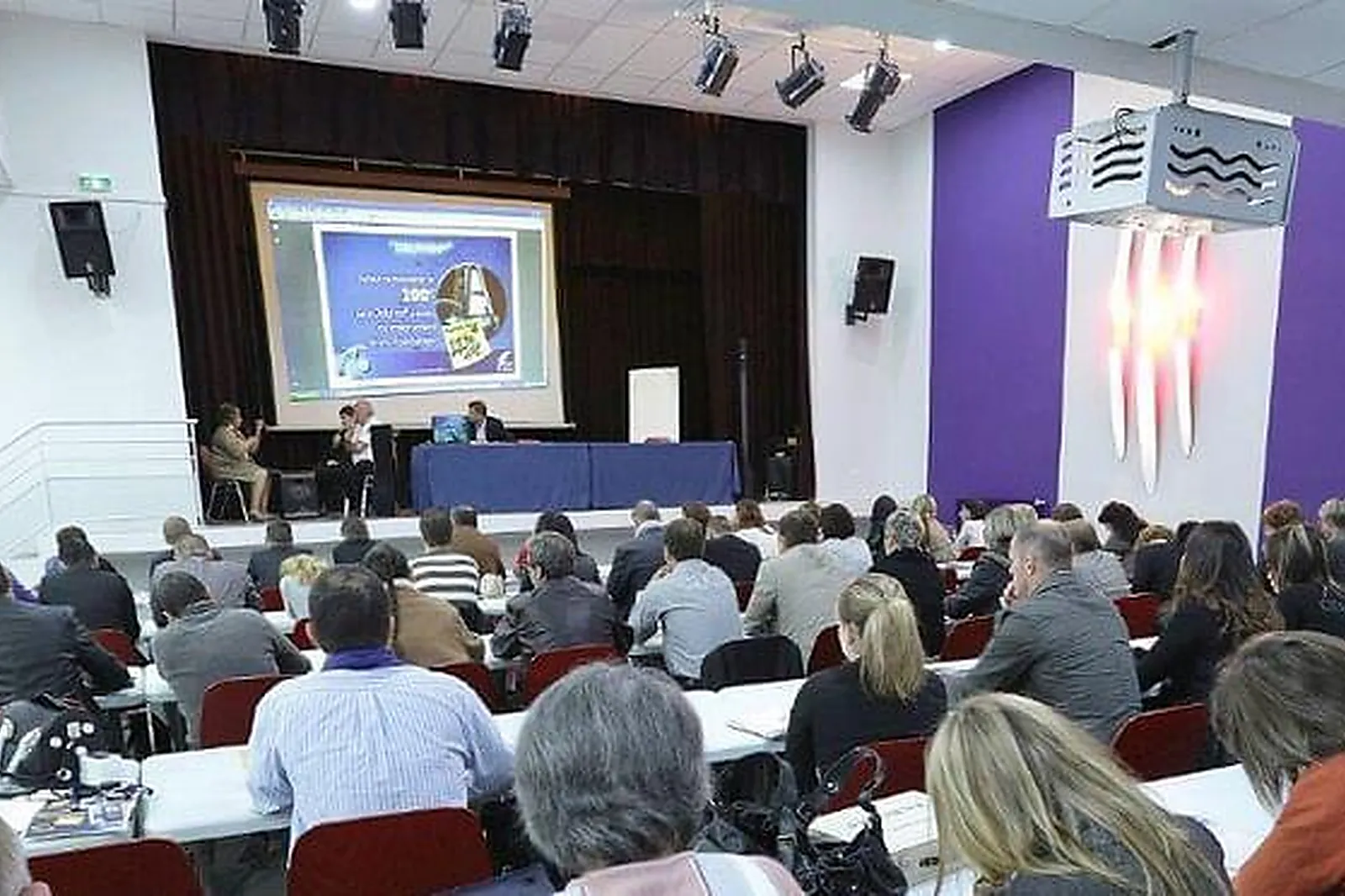 Lieux événementiels, NI UNE NI DEUX