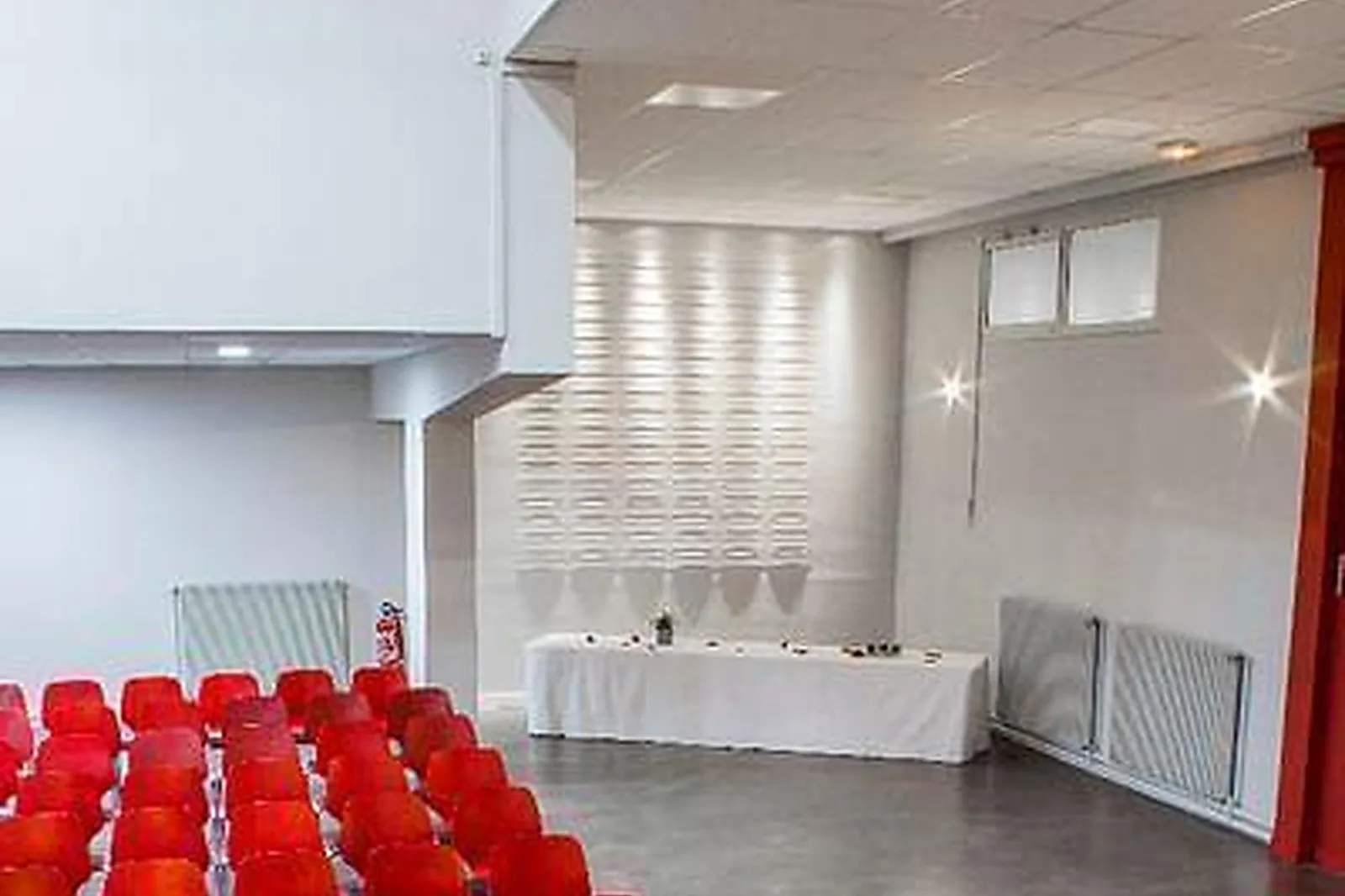 Lieux événementiels, NI UNE NI DEUX