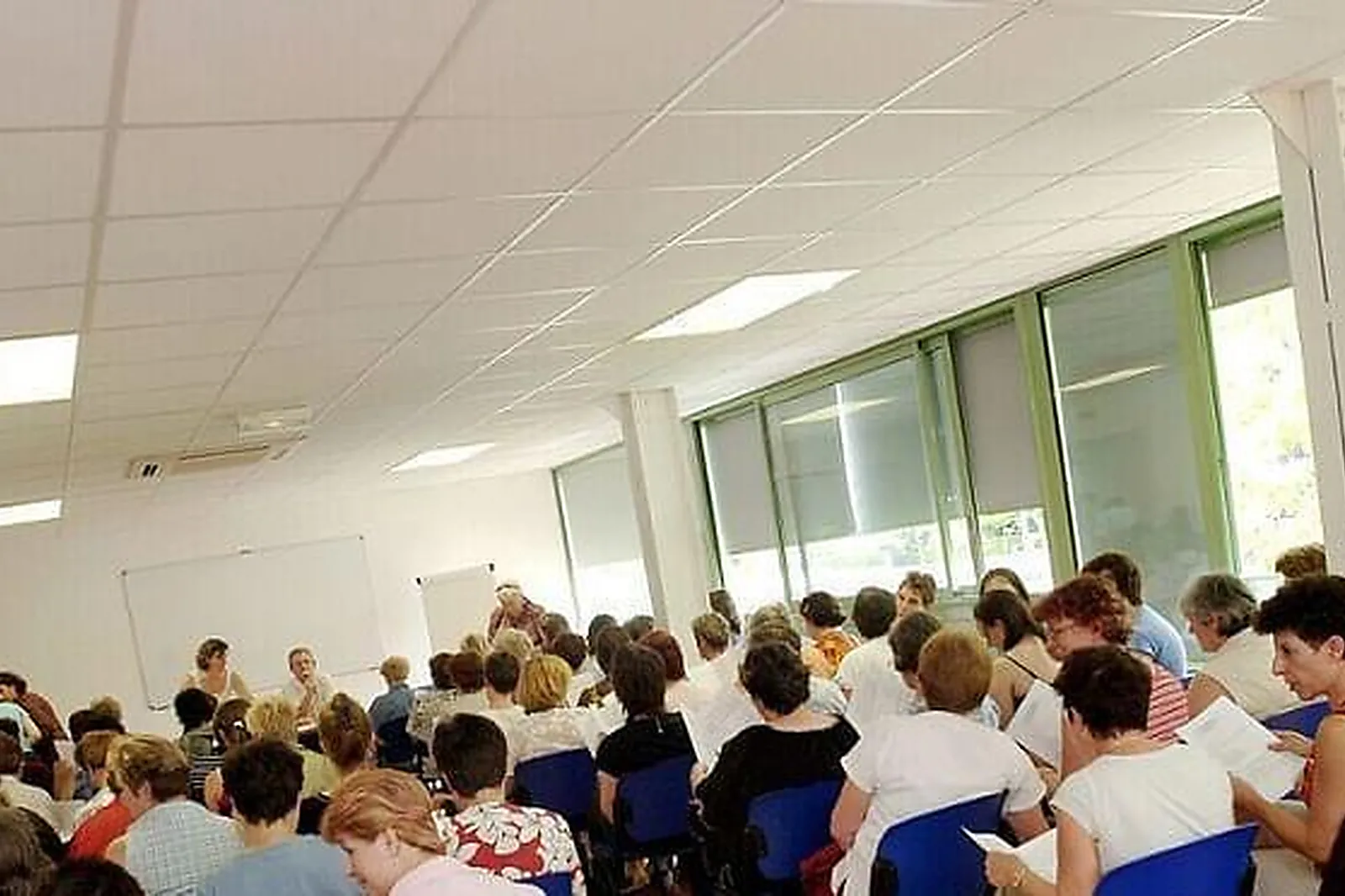 Lieux événementiels, NI UNE NI DEUX