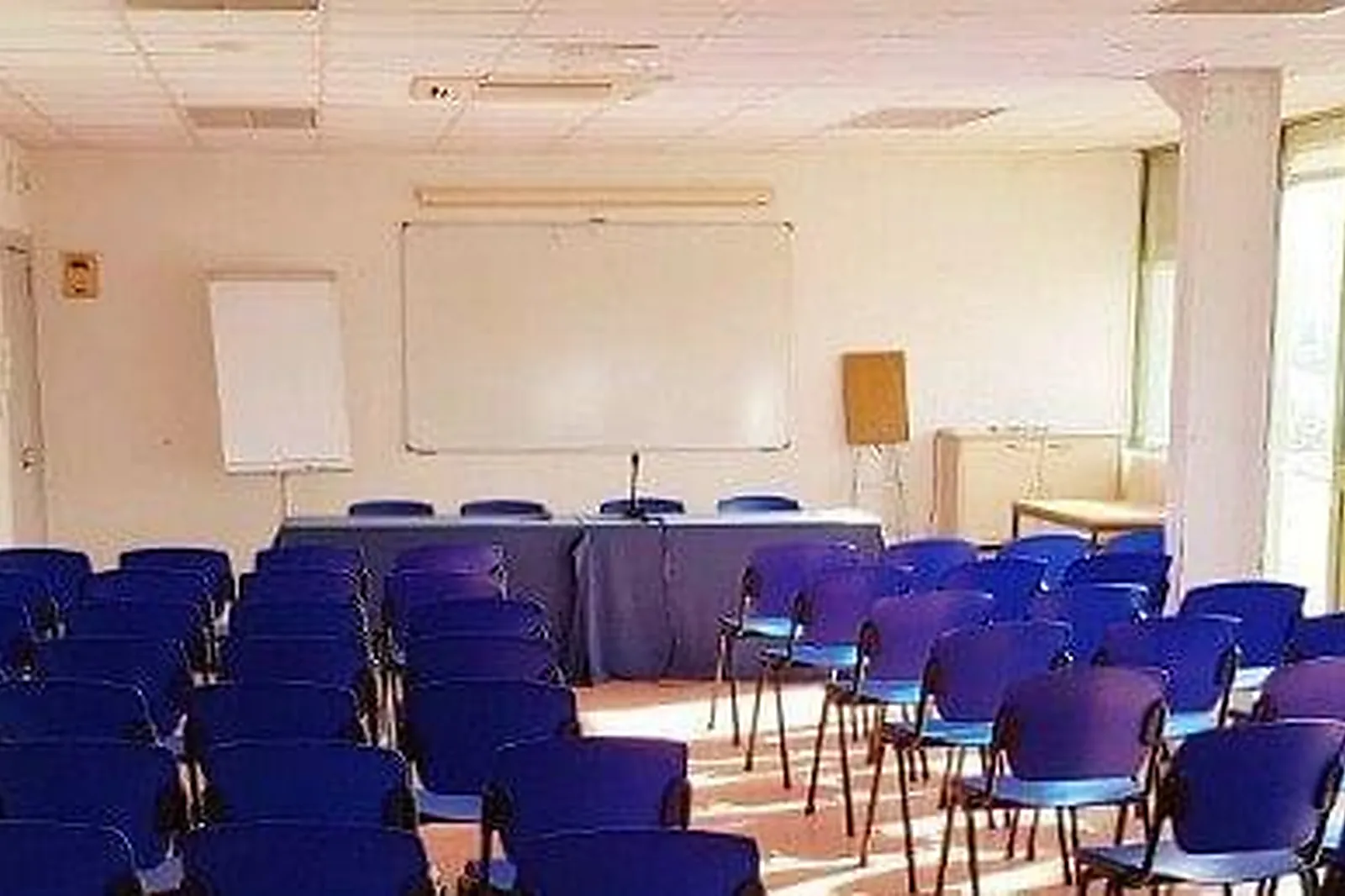 Lieux événementiels, NI UNE NI DEUX