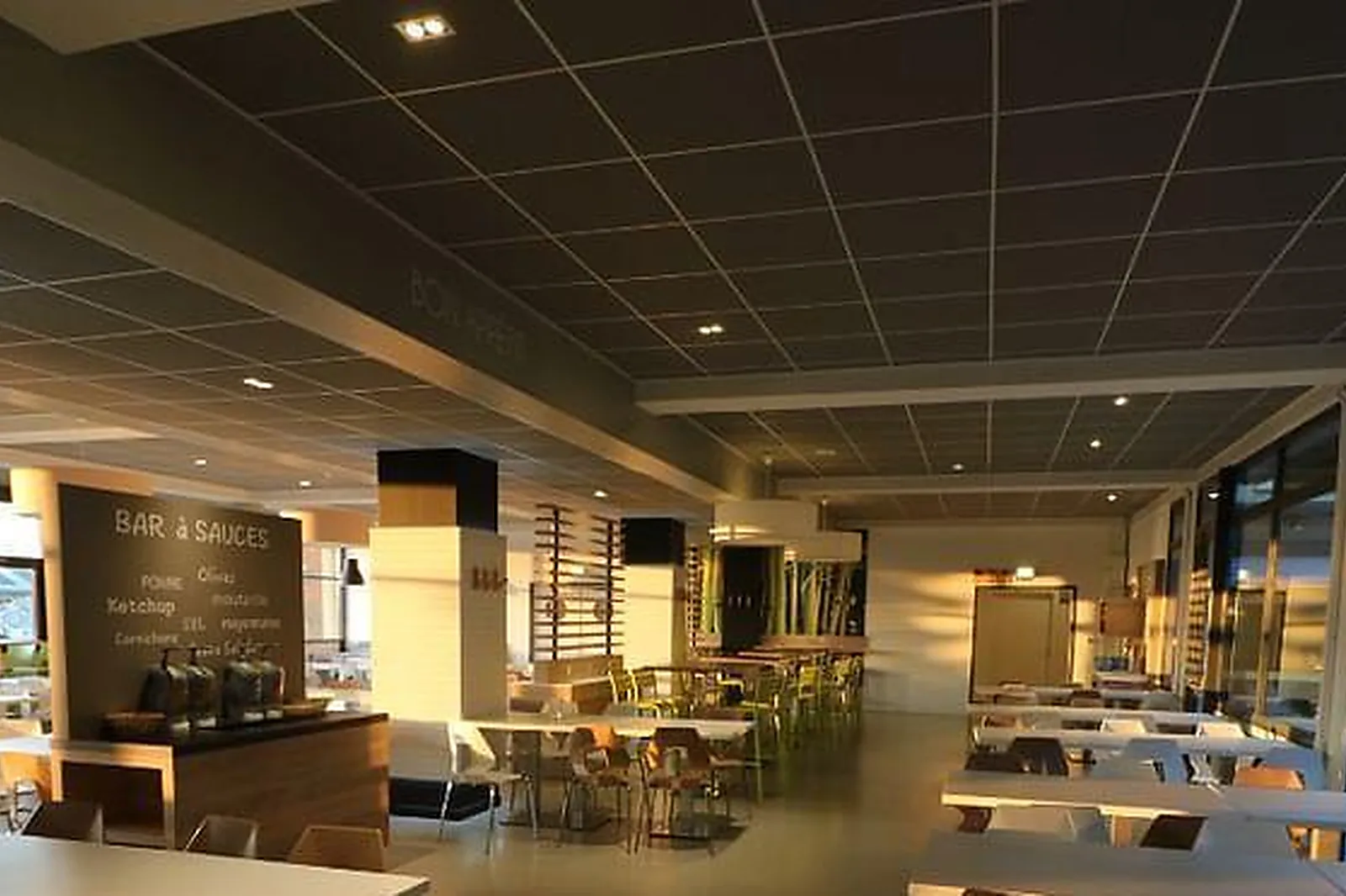 Lieux événementiels, NI UNE NI DEUX