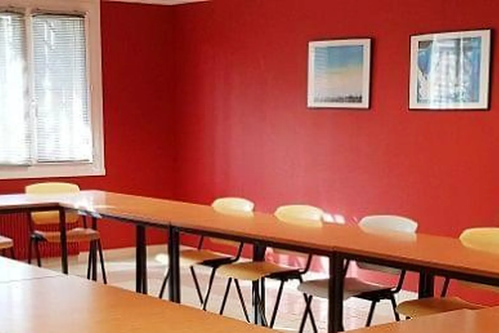 Lieux événementiels, NI UNE NI DEUX