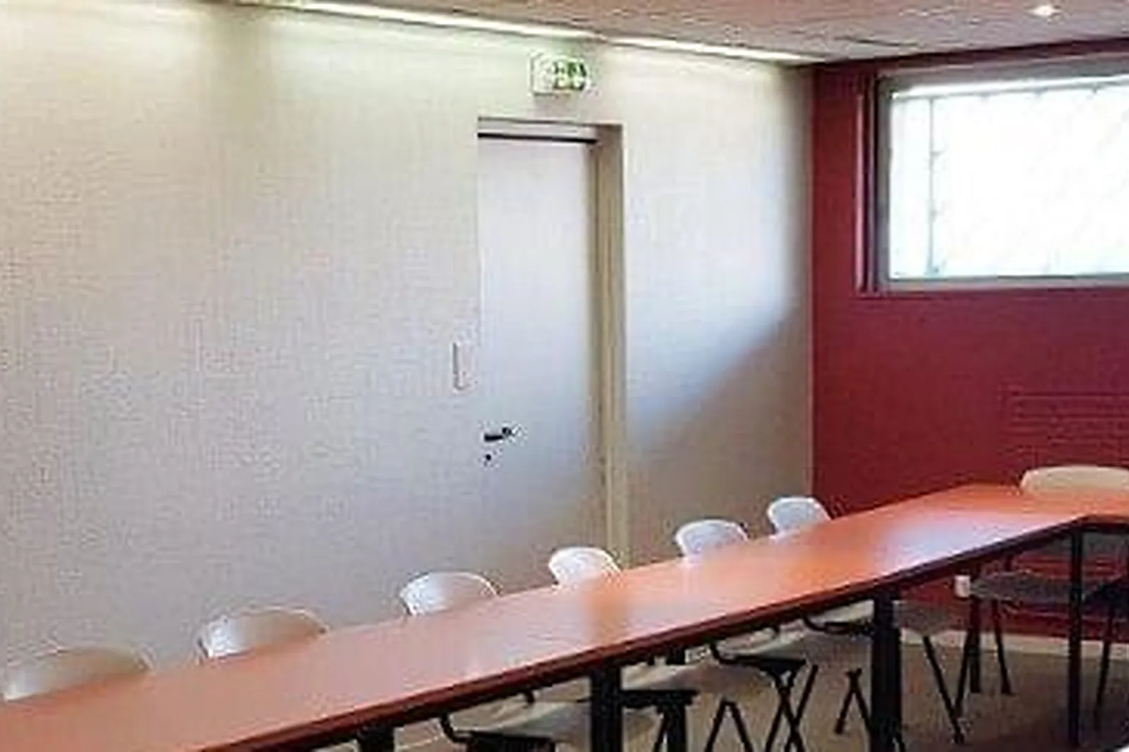 Lieux événementiels, NI UNE NI DEUX