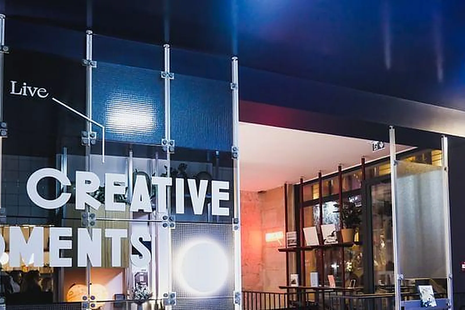 Lieux événementiels, FRENCH THEORY