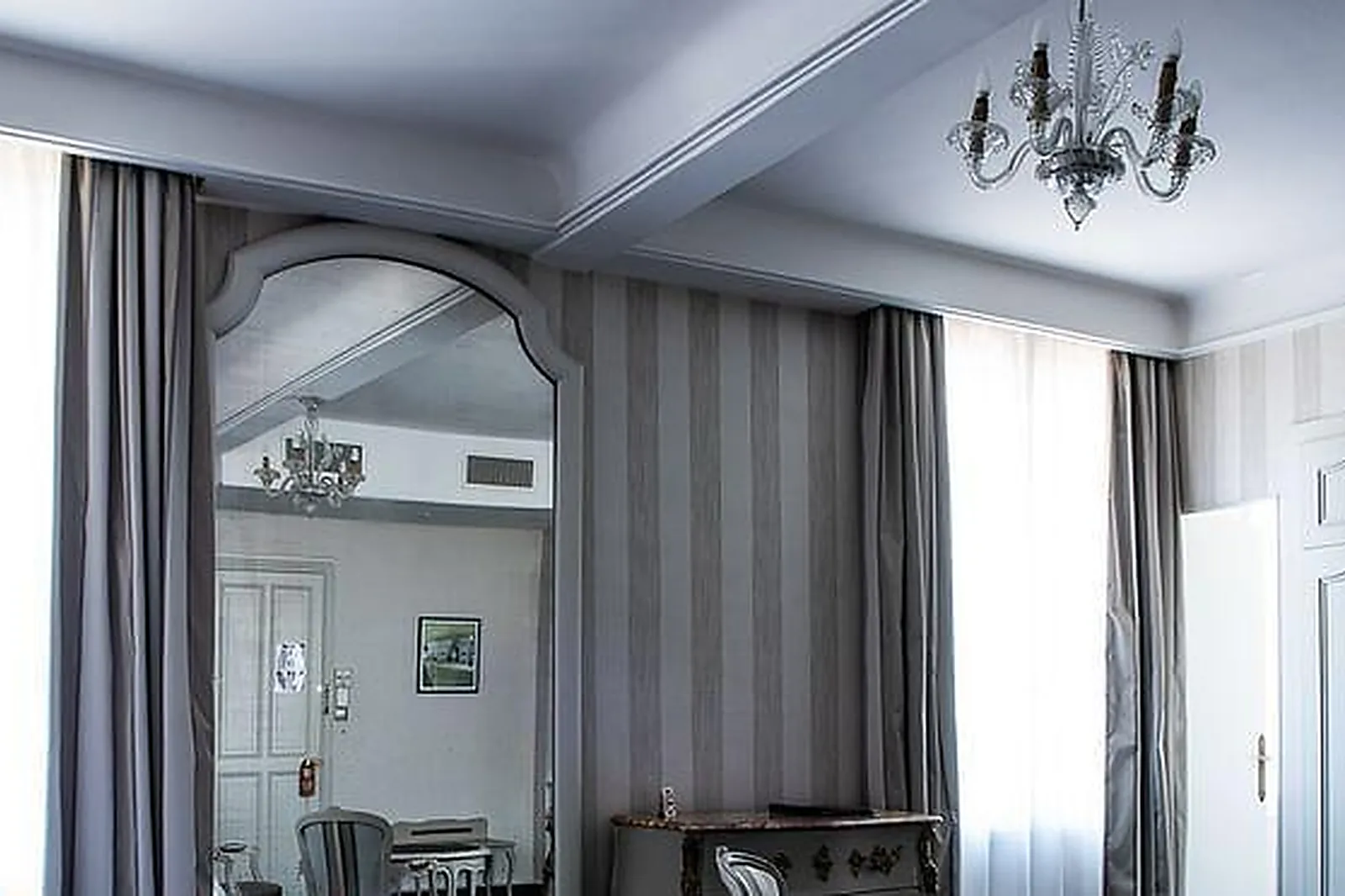 Lieux événementiels, GRAND HÔTEL DE LA REINE ****