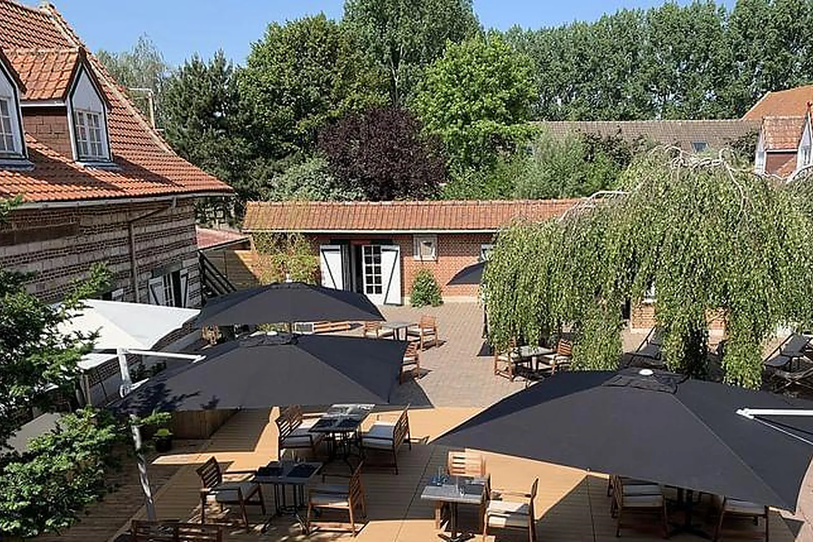 Lieux événementiels, HUTTOPIA VERSAILLES ***