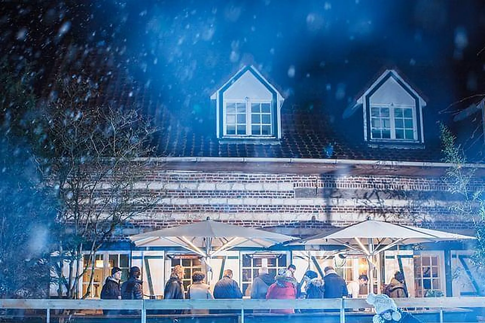 Lieux événementiels, HUTTOPIA VERSAILLES ***
