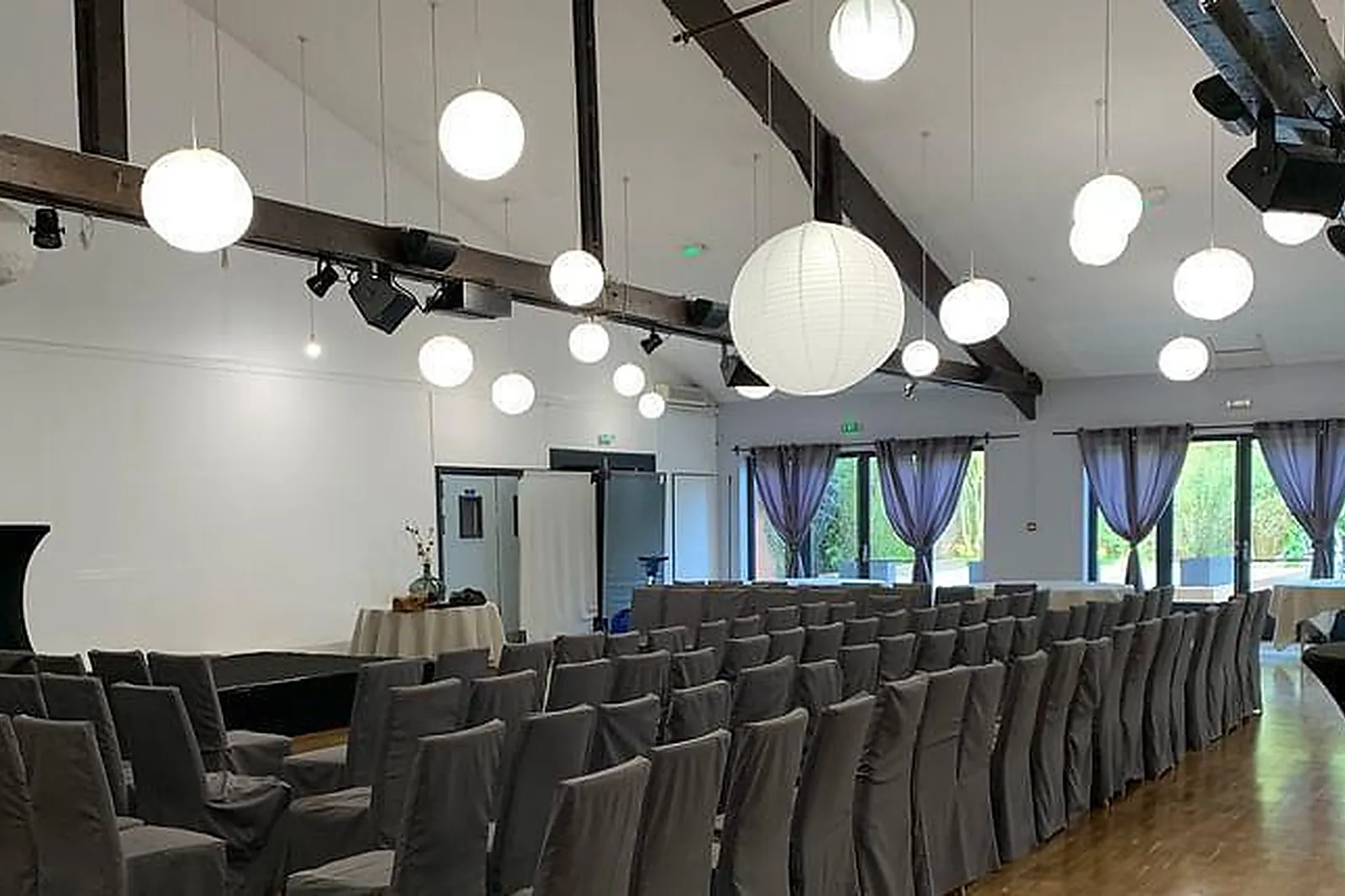 Lieux événementiels, HUTTOPIA VERSAILLES ***