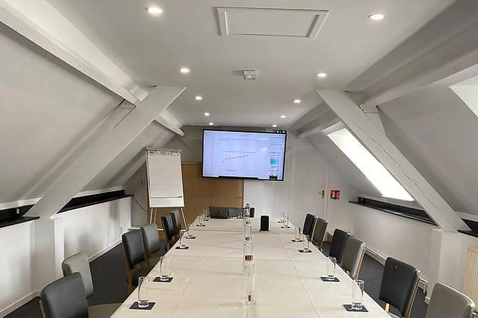 Lieux événementiels, HUTTOPIA VERSAILLES ***