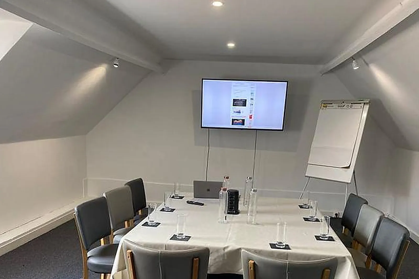 Lieux événementiels, HUTTOPIA VERSAILLES ***